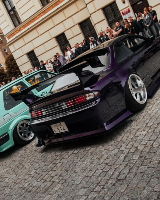 Fotorelacja Wazyn Car Show 2025 🔥Partnerzy wydarzenia:
@rave_lab_ - oprawa muzyczna i prowadzenie after party
@gepetto_garage - ekipa samochodowa
@retroskleppl - gadżety motoryzacyjne
@bountysummerbar - wsparcie wodopojowe
@matu_tattoo - tatuaże
@barber_shop_lord_glogow - strzyżenie
@kojotcar - wypożyczalnia samochodów
@na_klejki.pl - pewnie naklejki
@monsterenergy - dupnij se
@petrolpencil - projekty graficzne i wernisaże
@autograph_glogow - oklejanie fur
@_angel_detailing_ - dbanie o fury
Miasto Głogów - patronat i wsparcieZdjęcia i edit 💪
@hu81.visuals#wazyn #car #show #glogow #wazyn_kolektiv #92996 #event #stance #static #airride #tattoo #barber #dnb #rap #hiphop #lifestyle #art #style